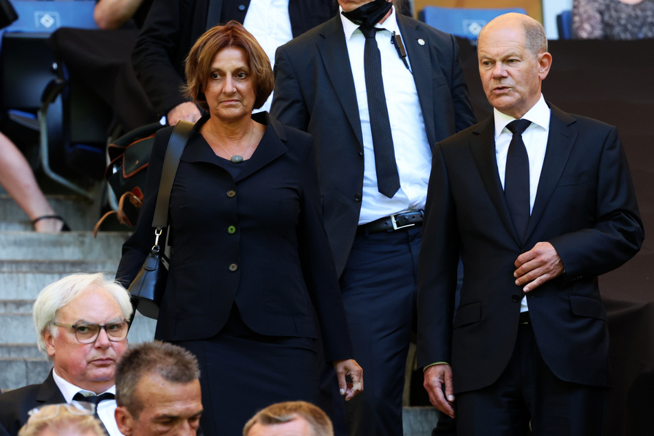 Bundeskanzler Olaf Scholz (64, SPD) ist mit seiner Ehefrau Britta Ernst (SPD, 61), Ministerin in Brandenburg, zur Trauerfeier gekommen