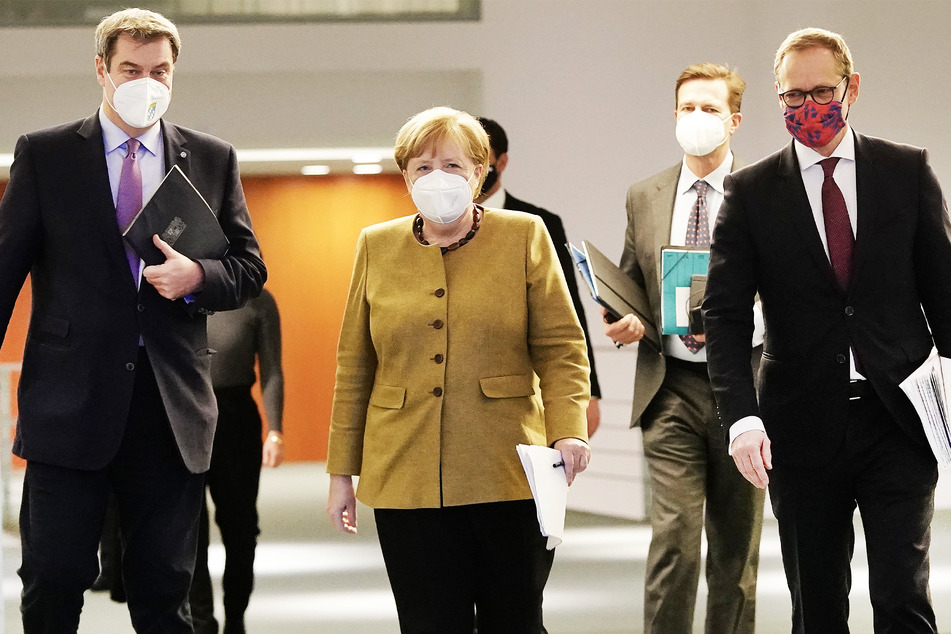 Bundeskanzlerin Angela Merkel (66, CDU) berät sich am heutigen Montag unter anderem mit Bayerns Ministerpräsident Markus Söder (54, CSU, l.) sowie Michael Müller (56, SPD, r.), dem regierenden Bürgermeister von Berlin.