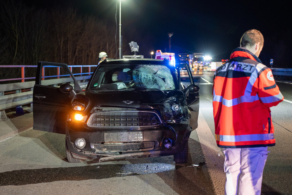 Auf der A63 bei Mainz ereignete sich am Montagabend ein tragischer Verkehrsunfall, bei dem eine 84-jährige Frau sowie ihr Hund ums Leben kamen.