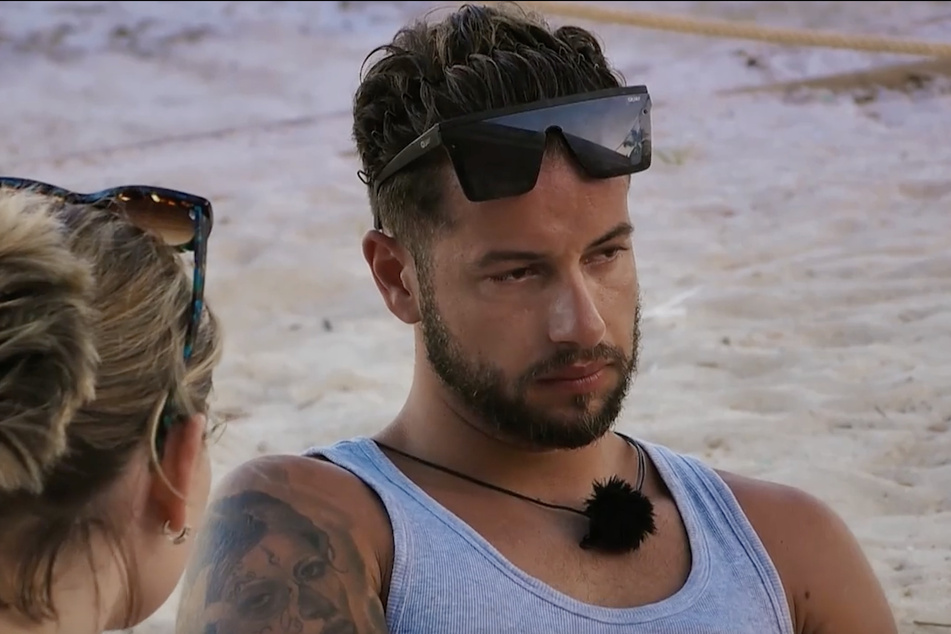 Die "Temptation Island"-Legende ist sichtlich getroffen.