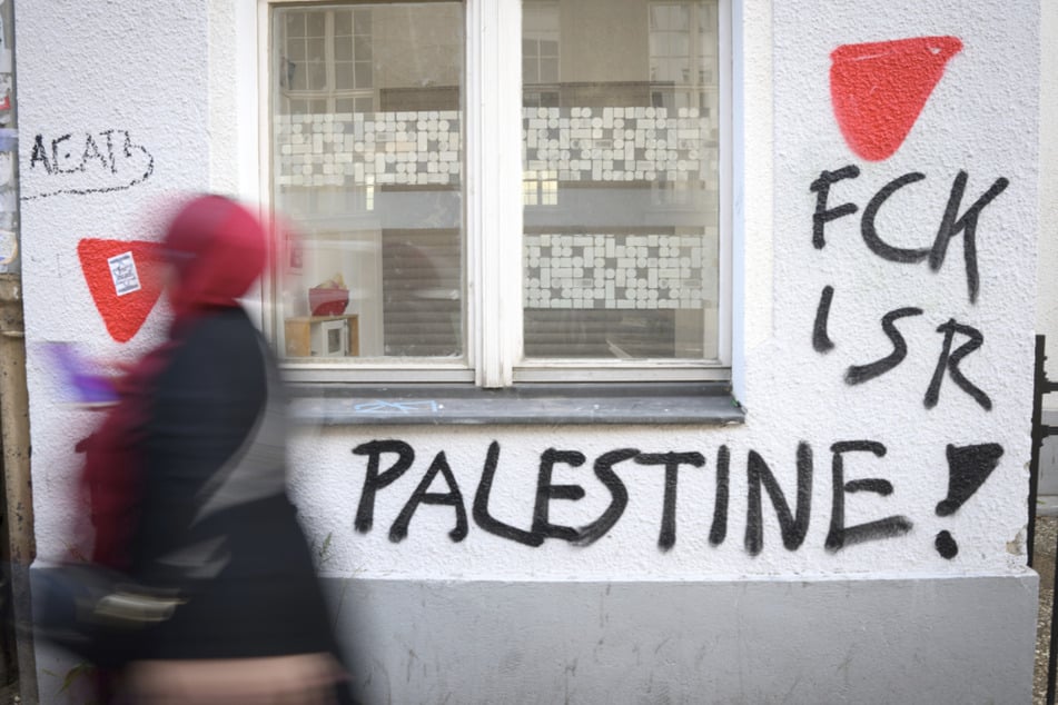 An zahlreichen Häusern in der Emser Straße in Neukölln, unter anderem an der Begegnungsgaststätte Bajszel, sind rote Dreiecke, ein Zeichen der Hamas, und andere antisemitische und propalästinensische Parolen gesprüht. (Archivbild)