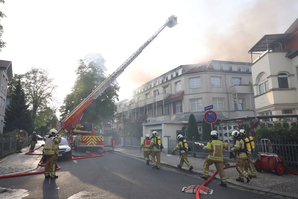 Ein Großaufgebot an Kameraden löschte den Dachstuhlbrand am Lahmannring.