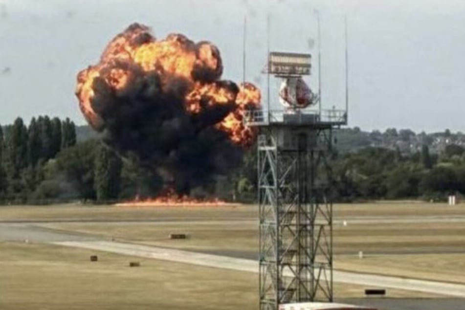 Na het neerstorten vloog de ambulancehelikopter op de luchthaven van Southend in brand.