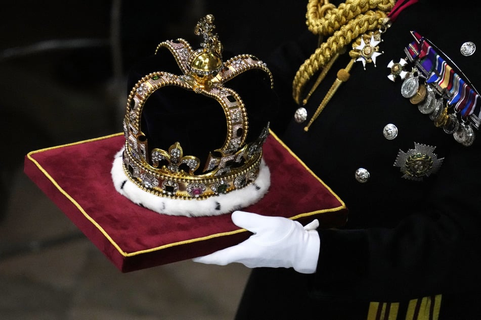 Die Edwardskrone aus dem 17. Jahrhundert ist die älteste der britischen Königskronen und Teil der Britischen Kronjuwelen im Tower of London.