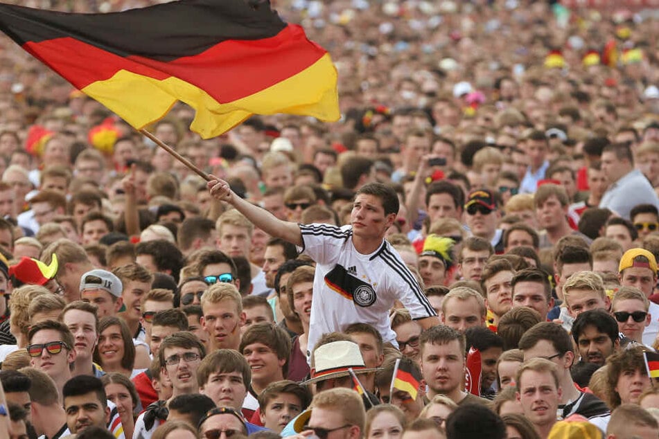 Fans beim Public Viewing in Hamburg im letzten Jahr. (Archivbild.)