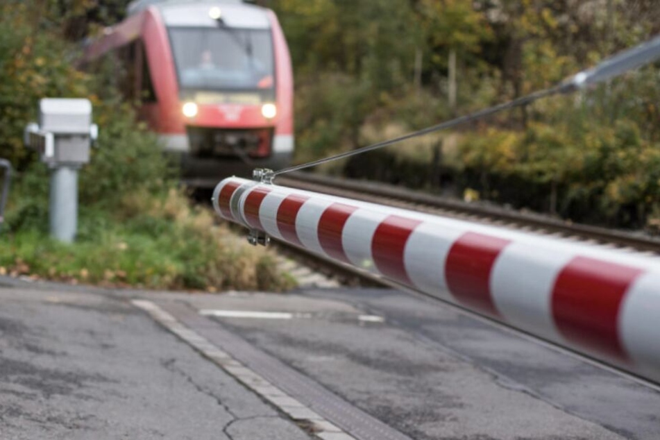 Trotz der geschlossenen Schranke wollte der junge Mann die Gleise überqueren.