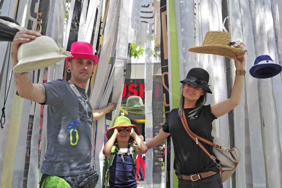 Wohlbehütet: René Tiedemann (34), Ben (9) und Olivia Pfeil (29) testeten die Installation auf dem 2. Hutfestival.