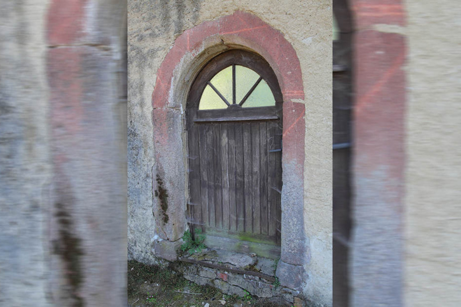 Das Eingangstor ist noch original: Hinter dieser Tür wurde ein Mann vor 200 Jahren grausam ermordet.