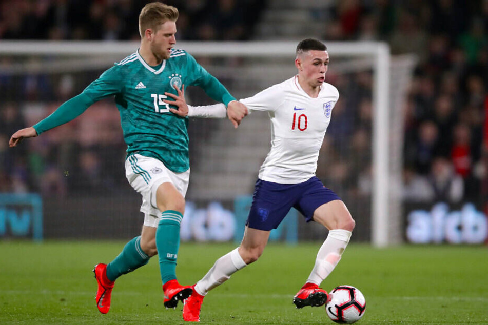 Arne Maier kämpft beim U-21-Länderspiel gegen England mit Phil Foden um den Ball.