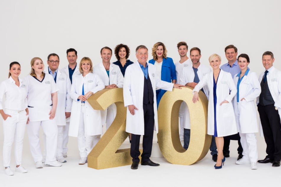 20 Jahre "In aller Freundschaft" - am 26.10.2018 feiert die erfolgreichste deutsche Krankenhaus-Serie ihr 20-jähriges TV-Jubiläum. Grund zum Feiern für das Team von der Sachsenklinik.