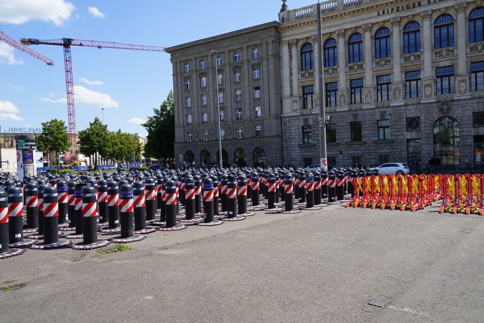 Um die Sicherheit zu garantieren, hält die Stadt zahlreiche Poller und Barrieren bereit, die in den nächsten Tagen vor Zufahrten positioniert werden sollen.
