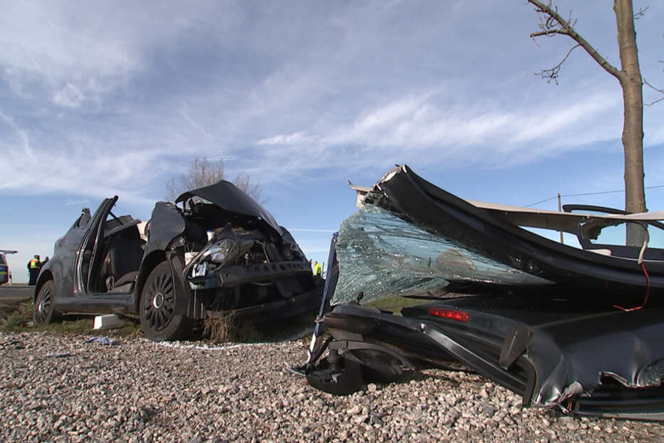 Den Toyota hat es bei dem Crash heftig erwischt.