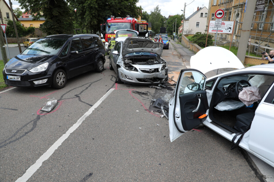 Beide Unfallautos erlitten einen Totalschaden.
