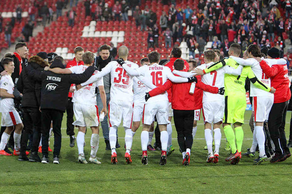 Die Zwickauer feierten ihren Derbysieg natürlich ausgelassen.