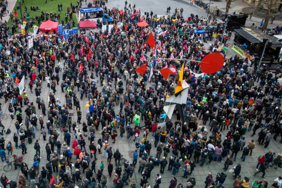Demonstrierende auf dem Schlossplatz in Stuttgart.