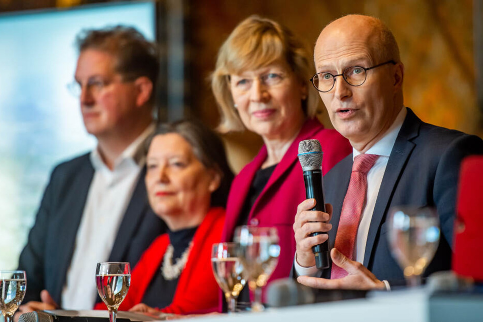 (vlnr.) Franz-Josef Höing, Oberbaudirektor der Stadt Hamburg, Liane Melzer (SPD), Bezirksamtsleiterin des Bezirks Altona, Dorothee Stapelfeldt (SPD), Senatorin für Stadtentwicklung und Wohnen und Peter Tschentscher (SPD), Hamburgs Erster Bürgermeister, st