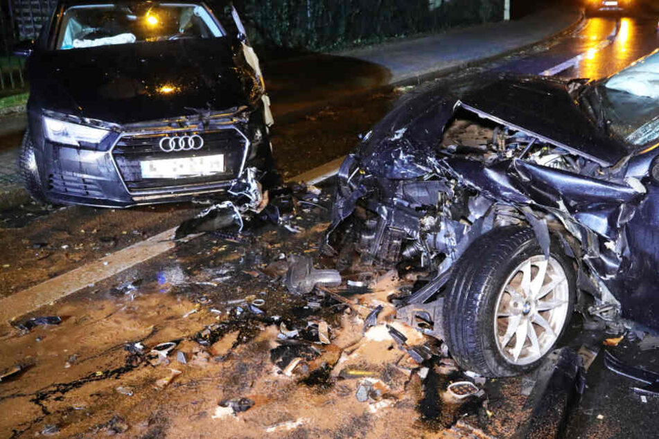 Grundstraße nach üblem Unfall gesperrt! Totalschaden an zwei Fahrzeugen
