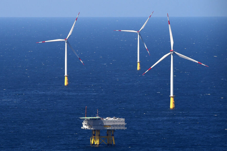 Ein Umspannwerk und Windräder stehen in der Nordsee rund 43 Seemeilen westlich der Insel Sylt.
