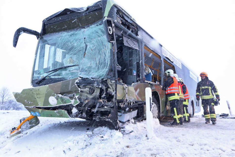 Ein Bus krachte mit einem Lkw zusammen.
