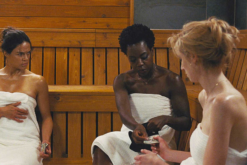 Veronica (M., Viola Davis), Alice (r., Elizabeth Debicki) und Linda (l., Michelle Rodriguez) beratschlagen ihr Vorgehen in der Sauna.