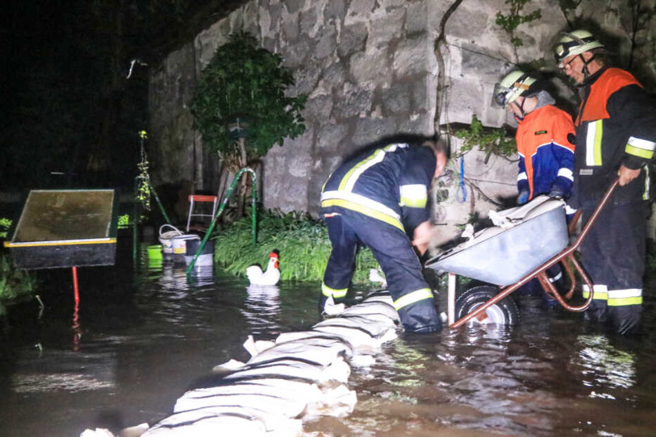 In Bayern mussten Helfer in der Nacht auf Mittwoch gegen Wassermassen kämpfen.