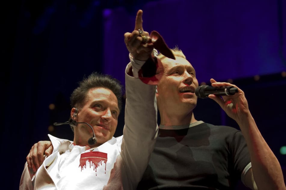 Bela B. (l) und Farin Urlaub von der Punkrock-Band "Die Ärzte" singen. (Archivbild)