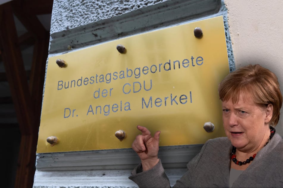 Schlechter kann man nicht ins Wochenende starten: Erst sind persönliche Daten online, dann klauen Unbekannte Merkels Messingtafel am Wahlkreisbüro. (Bildmontage)