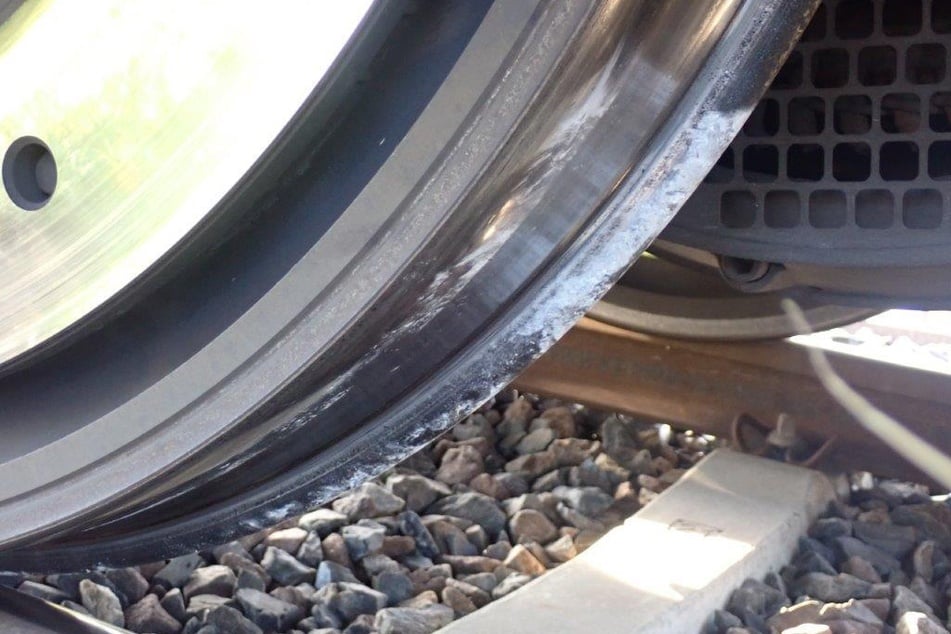 Betonsputen an einem der Stahlräder des Güterzuges - glücklicherweise entgleiste er nicht.