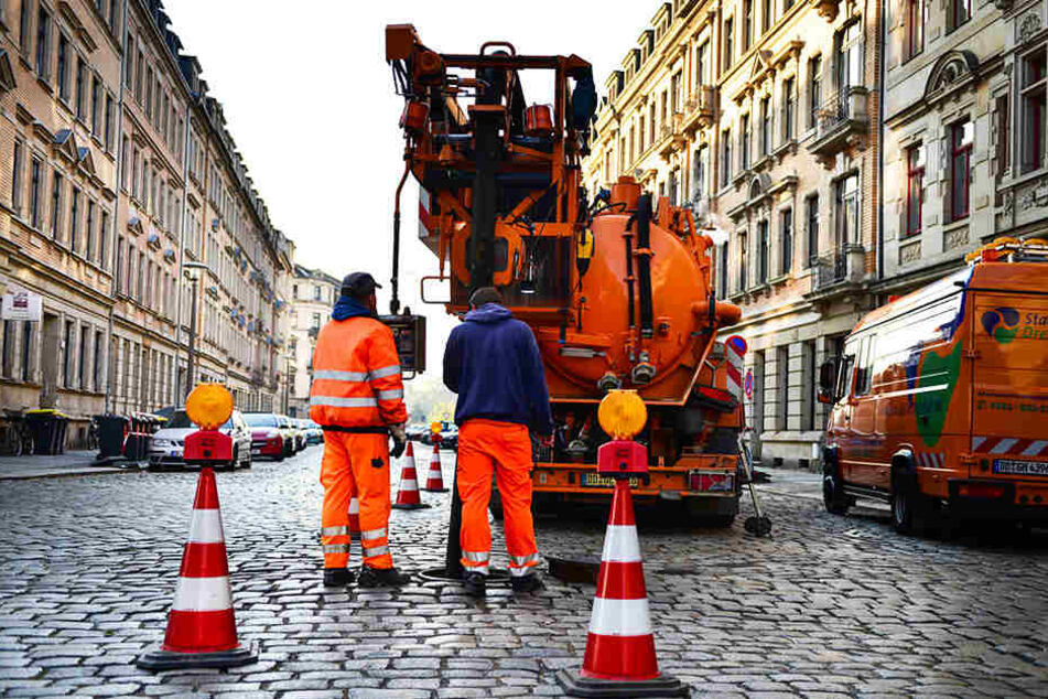 Mitarbeiter der Stadtentwässerung spülten am Mittwoch den Kanal unter der Hertelstraße durch.