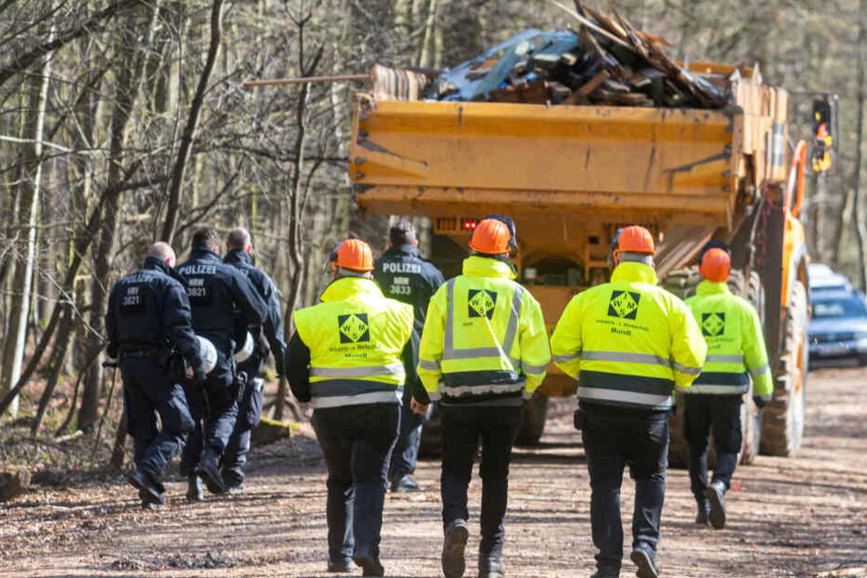 Die Polizei muss RWE-Mitarbeiter vor Besetzern im Hambacher Forst schützen.