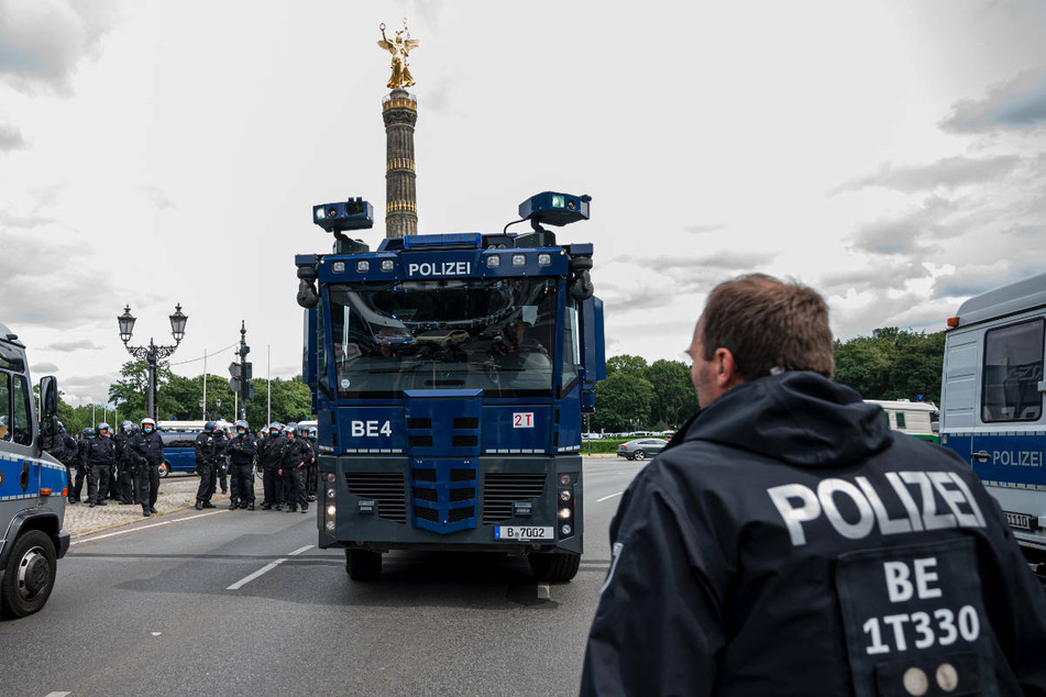 Wasserwerfer stehen am Sonntag an der Siegessäule in Berlin.