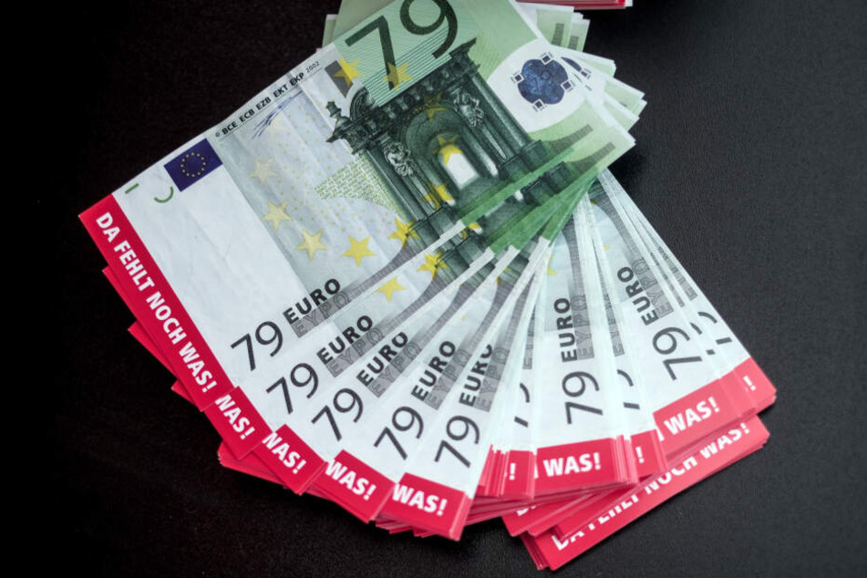 Falsche 79-Euro-Noten, die das Minus von Löhnen bei Frauen im Vergleich zu einer 100-Euro-Bezahlung von Männern symbolisieren sollen.
