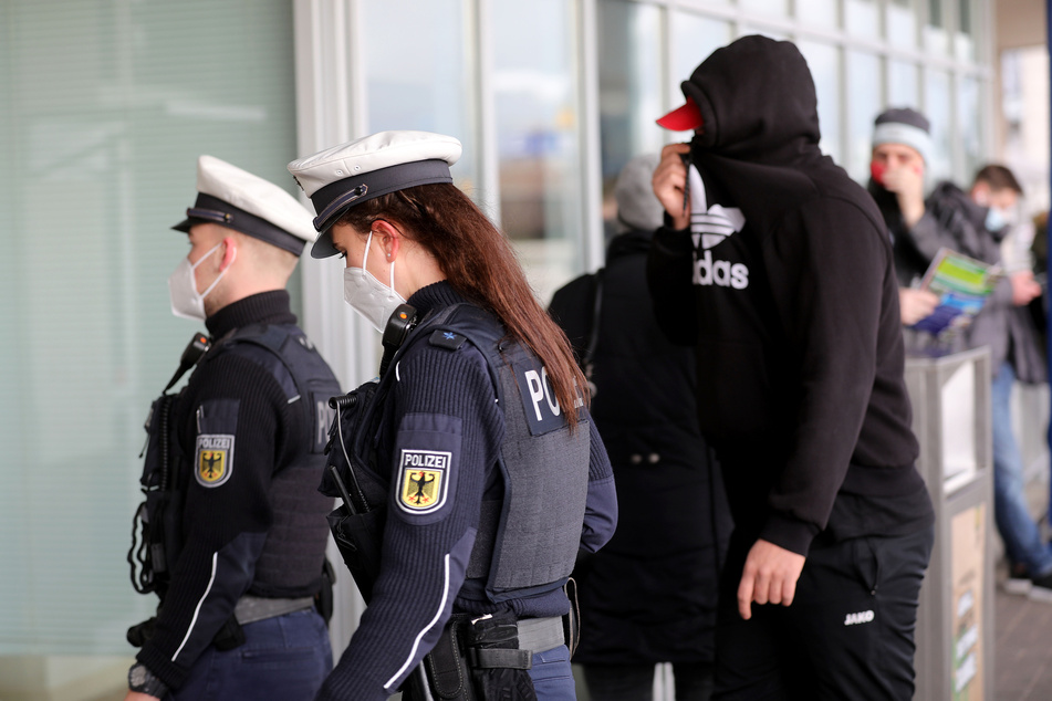 Ein 27-jähriger Maskenverweigerer musste mit auf die Dienstwache der Bundespolizei. Dort eskalierte es. (Symbolfoto)