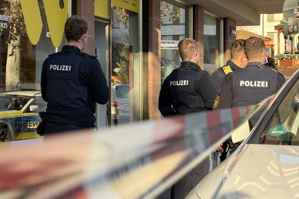 Bewaffneter Raubüberfall auf Nürnberger Bankfiliale: Täter auf der Flucht