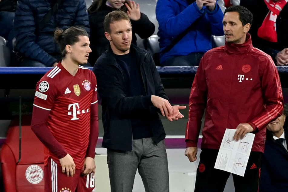Dem Kader des FC Bayern München mangelt es an Tiefe. Ein Problem, das Trainer Julian Nagelsmann (34, M.) schlaflose Nächte bereiten dürfte.