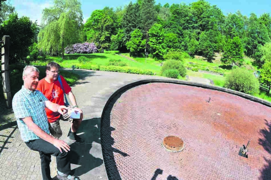Akuter Wassermangel: Der Jonsdorfer Bauamtsleiter Reinhard Vogt (vorn)
inspizierte den ausgetrockneten Brunnen.