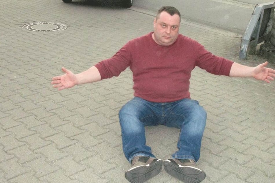 "So fuhr mich das blaue Auto um": Tankwart Sergej Schumacher zeigt noch einmal, wie er stürzte.