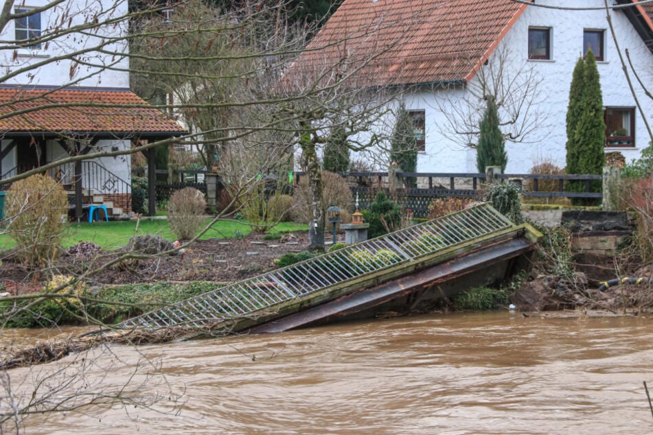 Wassermassen rissen die beliebte Fußgängerbrücke ein.