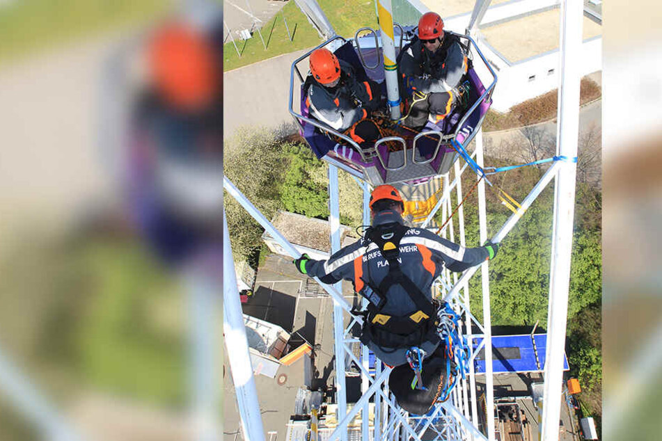 Höhenrettung auf dem Riesenrad: Steve Hertel erreicht gerade die Gondel.