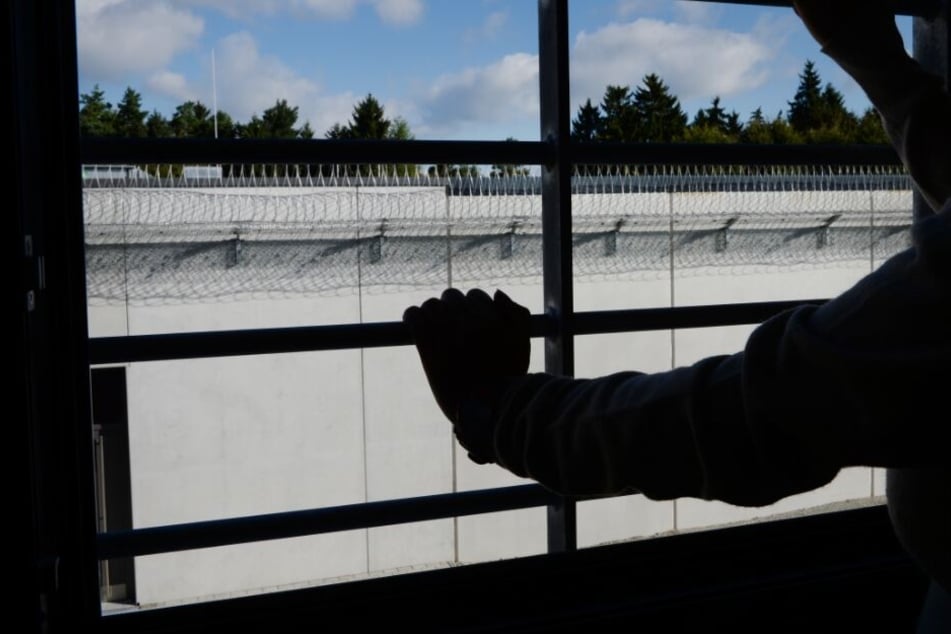 Er flüchtete durch ein Fenster in seinem Elternhaus. (Symbolbild)