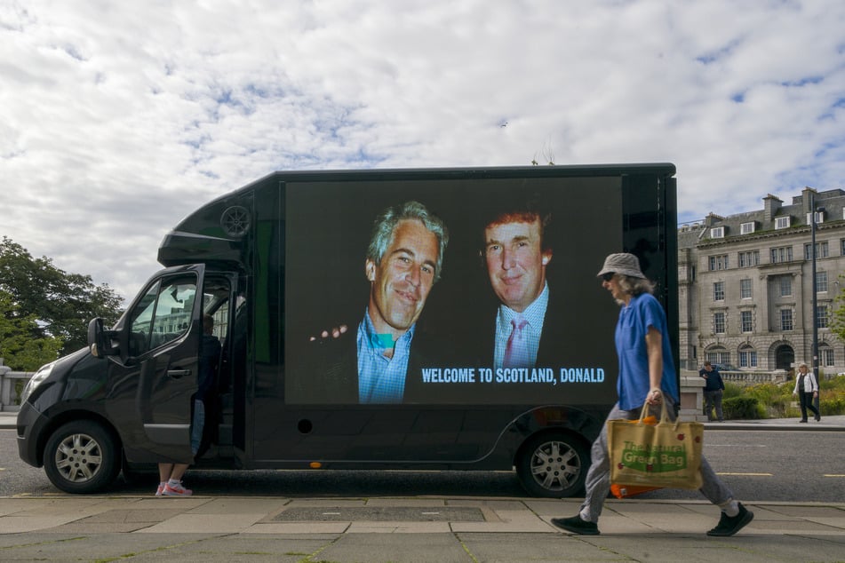 Ein Foto von US-Präsident Donald Trump (79) und Epstein auf der Seite eines Lieferwagens im britischen Aberdeen, vor einem Trump-Besuch Ende Juli. (Archivfoto)
