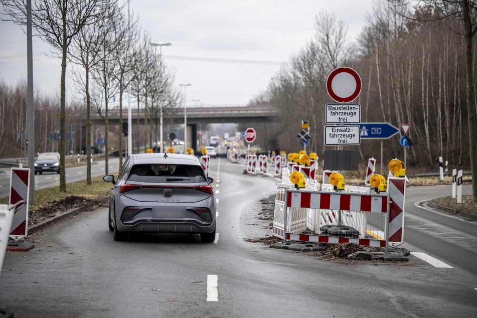 Das Auto fährt trotz Sperrscheibe an der Neefestraße stadteinwärts. Das kann teuer werden.