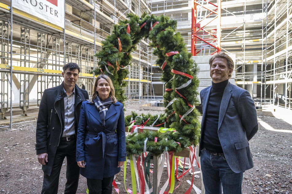 Ja, ist denn schon Richtfest? Die Geschäftsführer der "KommunalBau Chemnitz", Rocco Brütsch (47, l.) und Simone Kalew (59), sowie Baubürgermeister Michael Stötzer (49, Grüne) freuen sich über den Baufortschritt.