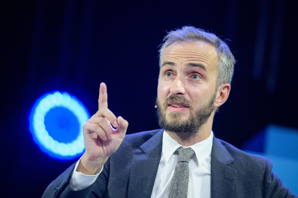 Satiriker Jan Böhmermann (39) reckt den Zeigefinger in die Höhe - mal wieder...