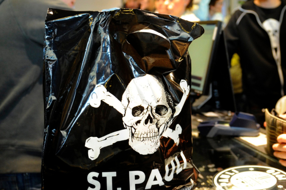 Anhänger des FC St. Pauli kaufen im Fanshop des Kult-Vereins ein. (Archivbild)