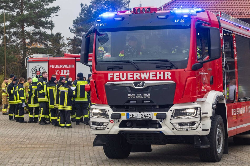 Die Einsatzkräfte haben die Seniorin (†71) leblos in der brennenden Wohnung vorgefunden. (Symbolfoto)