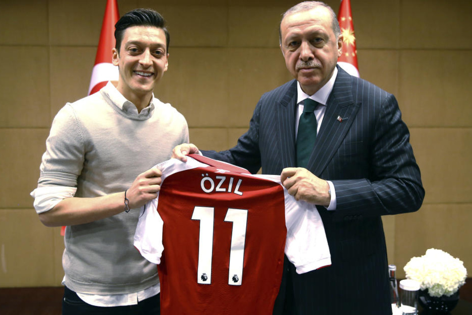 Mesut Özil (l.) überreichte Recep Tayyip Erdogan ein Trikot.