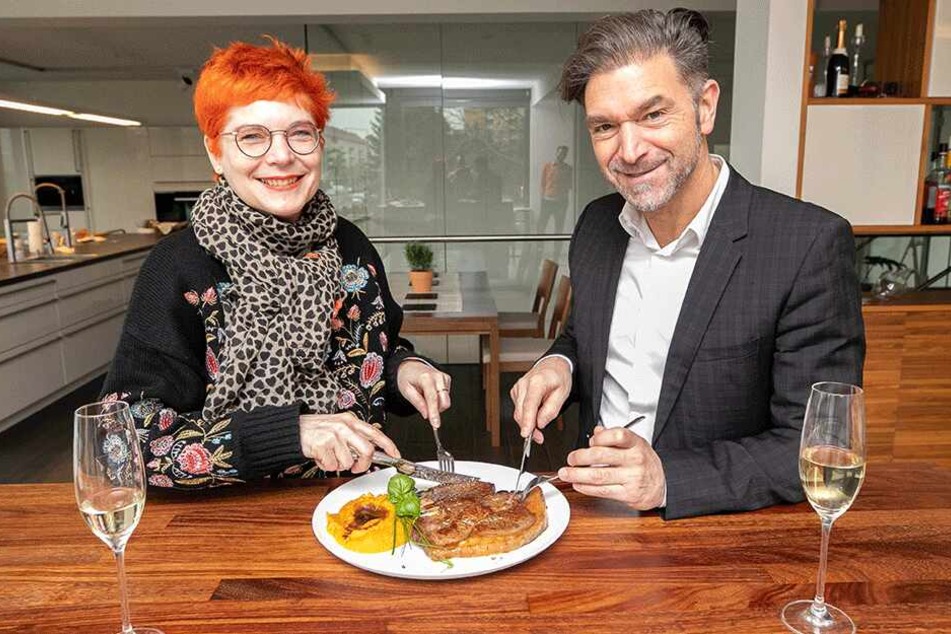 TAG24-Reporterin Katrin Koch und "Kochsternstunden"-Erfinder Clemens Lutz testen ein Steak aus Ibrahims Küche.