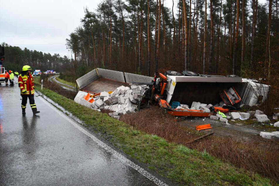 Heftiger Unfall: Laster kippt um, B36 gesperrt