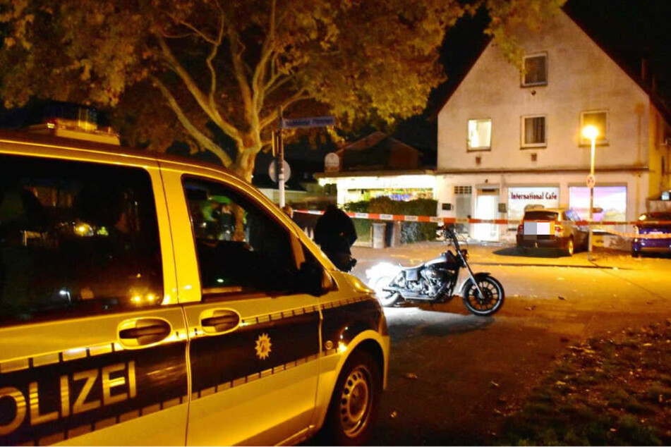 Ein Polizeiauto am Tatort im Steinrutschweg.